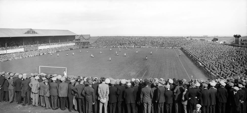 Aberdeen 1 v 1 Rangers at Pittodrie, 07 Sept 1929 - Original B&W picture - No copyright - attached.